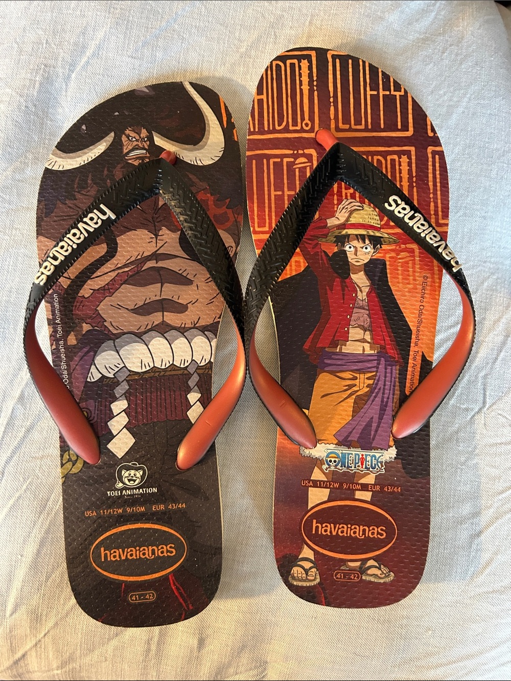 Havaianas One Piece Luffy & Kaido Graphic Flip Flops - Black & Red. Size 41-42